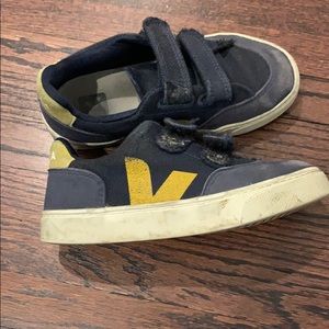Boys Veja blue sneaker 29